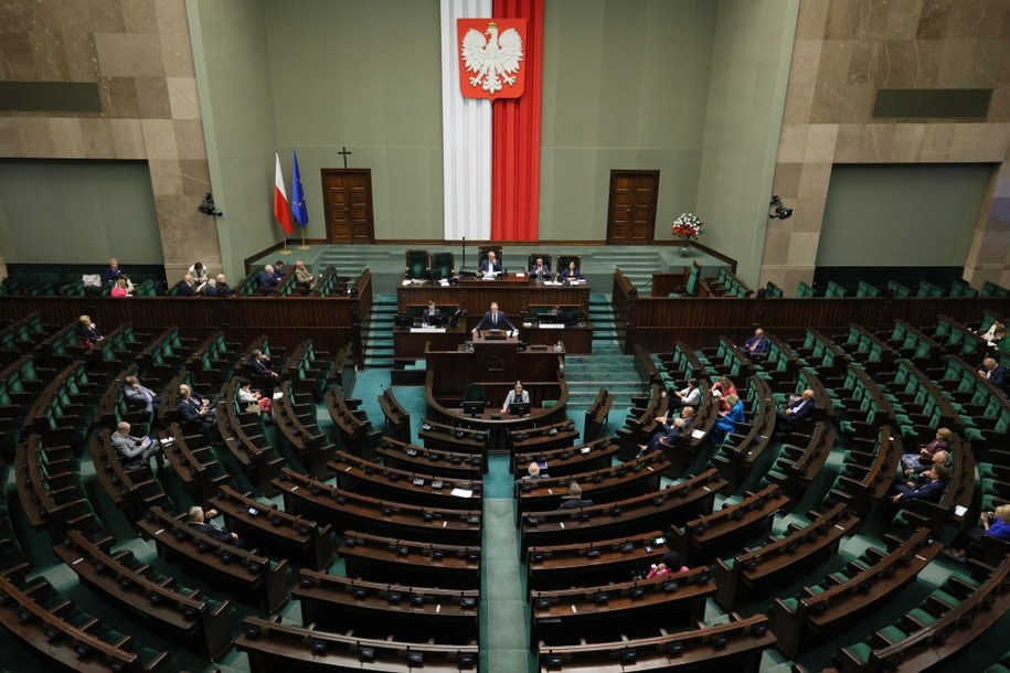 Posłowie na sali plenarnej w drugim dniu posiedzenia Sejmu w Warszawie,13.06.2024. /Paweł Supernak /PAP