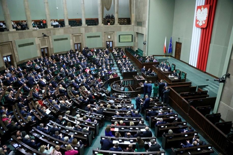 Posłowie na sali sejmowej /Wojciech Olkusnik  /East News
