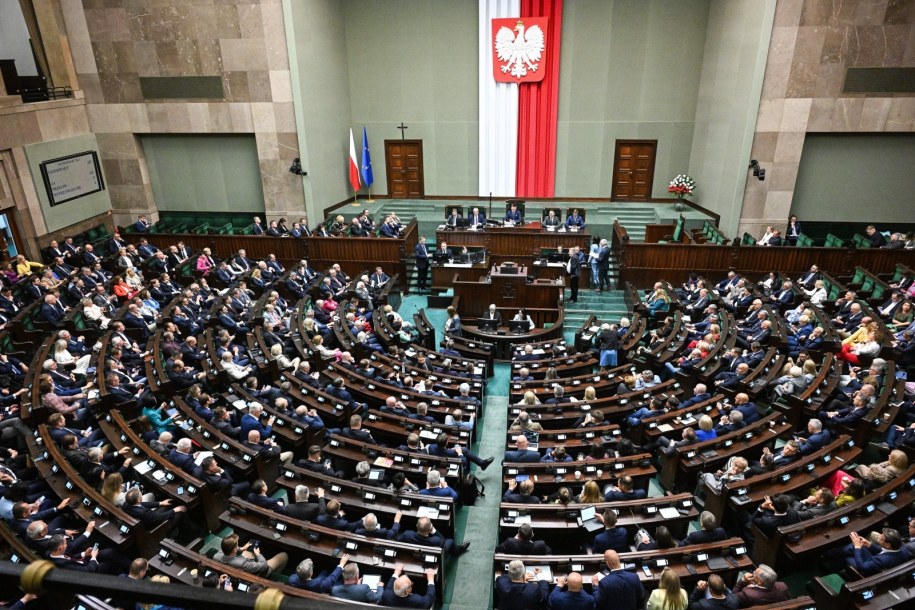 Posłowie na sali sejmowej /Radek Pietruszka /PAP