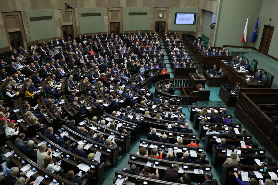Posłowie na sali sejmowej /Paweł Supernak /PAP
