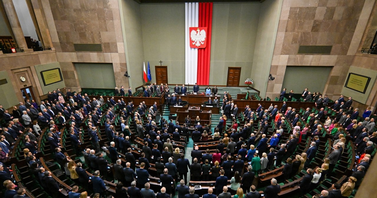 Posłowie nie zgłosili poprawek do nowelizacji ustawy o akcyzie /Radek Pietruszka /PAP