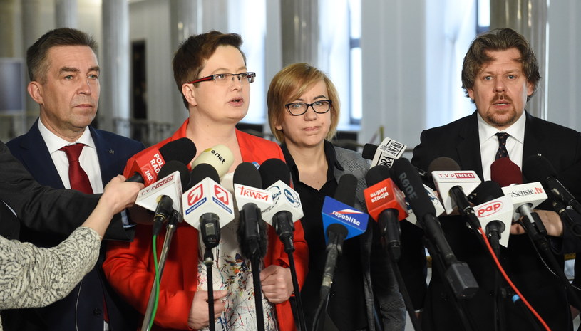 Posłowie Nowoczesnej, od lewej: Zbigniew Gryglas, Katarzyna Lubnauer, Paulina Hennig-Kloska i Piotr Misiło podczas konferencji prasowej w Sejmie /Radek Pietruszka /PAP