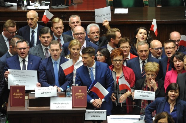 Posłowie opozycji blokują mównicę podczas posiedzenia Sejmu /Marcin Obara /PAP
