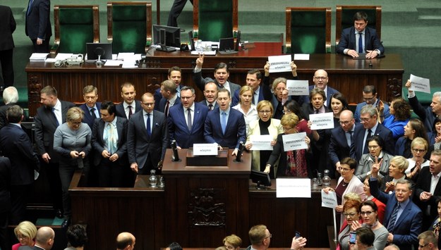 Posłowie opozycji blokujący mównicę w grudniu 2016 roku / 	Marcin Obara  /PAP