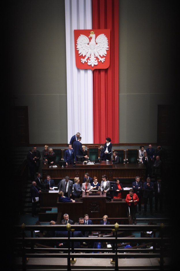 Posłowie opozycji na sali plenarnej Sejmu /PAP/Radek Pietruszka    /PAP