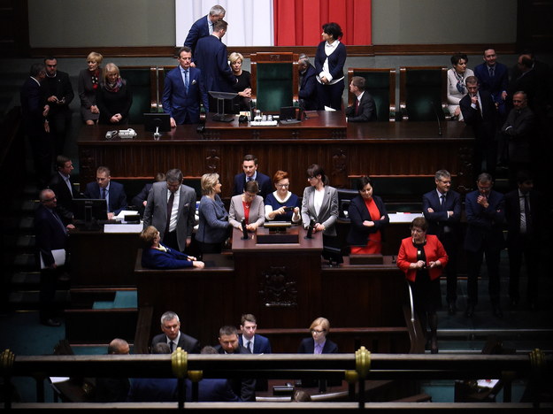 Posłowie opozycji na zamkniętej sali plenarnej Sejmu /Radek Pietruszka /PAP