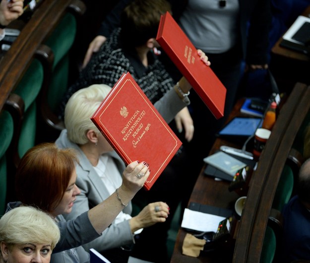 Posłowie opozycji podnoszą egzemplarze Konstytucji w geście protestu /PAP/Jacek Turczyk /PAP