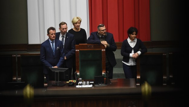 Posłowie opozycji przy fotelu marszałka Sejmu /PAP/Radek Pietruszka    /PAP