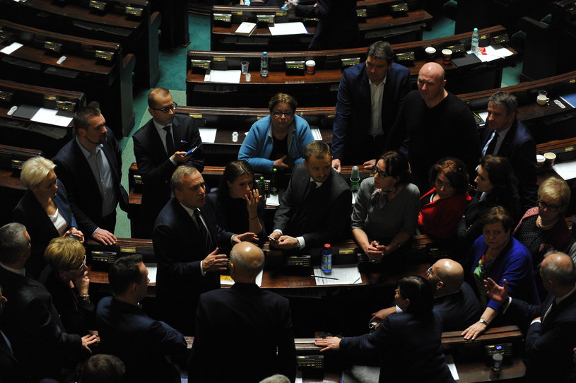 Posłowie opozycji w sali obrad /Marcin Obara /PAP