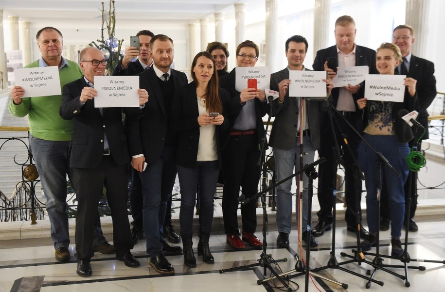 Posłowie opozycji z kartkami "witamy wolne media w Sejmie" w Sejmie /Radek Pietruszka /PAP