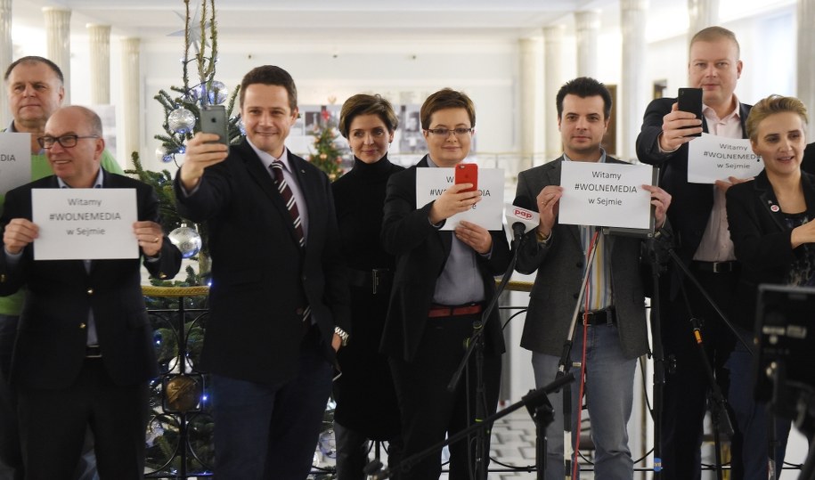 Posłowie opozycji z kartkami "witamy wolne media w Sejmie" w Sejmie /Radek Pietruszka /PAP