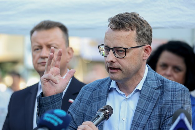 Posłowie PiS Marcin Romanowski (P) i Mariusz Błaszczak (L) podczas "Protestu w obronie Ojczyzny przed bezprawiem i anarchią" w Katowicach - 30 lipca 2024 r. /Michał Meissner /PAP