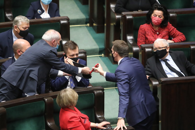 Posłowie PiS na sali obrad Sejmu, z prawej Jarosław Kaczyński /Wojciech Olkuśnik /PAP