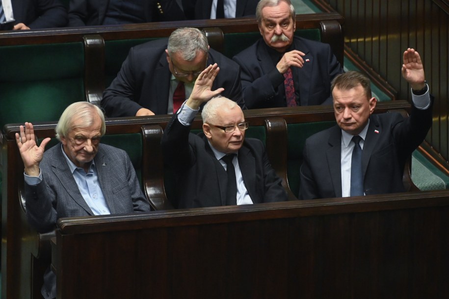 Posłowie PiS, od góry od lewej: Andrzej Adamczyk, Leonard Krasulski, Ryszard Terlecki, Jarosław Kaczyński i Mariusz Błaszczak na sali obrad Sejmu w Warszawie /Piotr Nowak /PAP