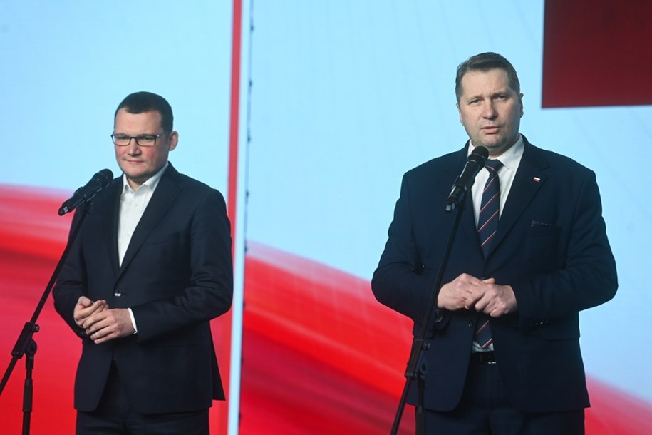 Posłowie PiS: Paweł Szefernaker (L) oraz Przemysław Czarnek (P) podczas konferencji prasowej w siedzibie PiS przy ul. Nowogrodzkiej w Warszawie /Piotr Nowak /PAP