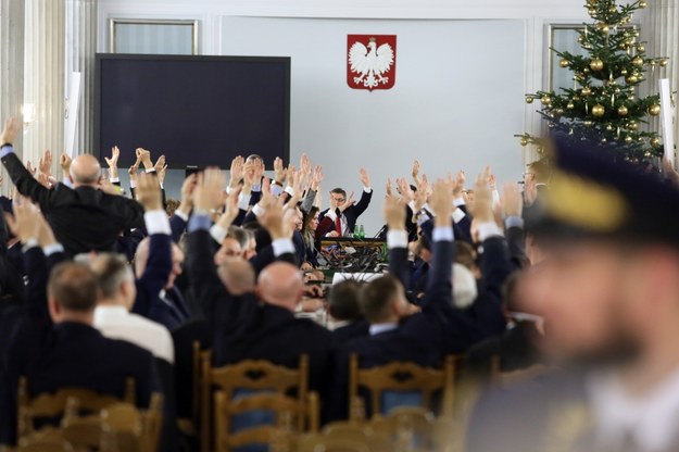 Posłowie PiS podczas głosowań w trakcie przeniesionego do Sali Kolumnowej, 16 grudnia 2016 / 	Tomasz Gzell    /PAP