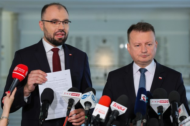 Posłowie PiS-u Krzysztof Szczucki i Mariusz Błaszczak na konferencji w Sejmie /Paweł Supernak /PAP