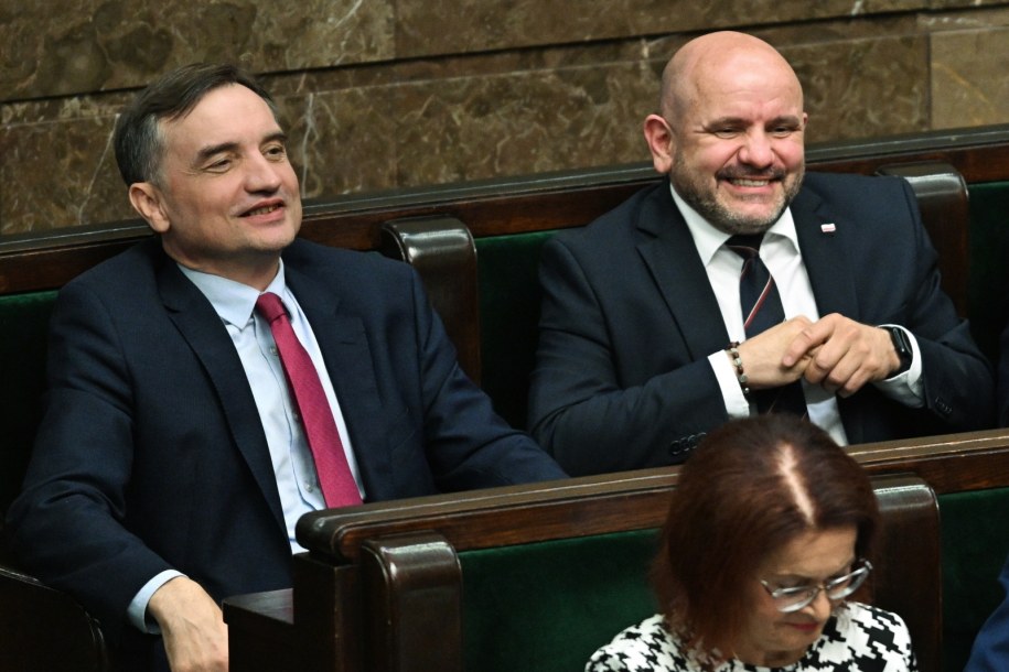 Posłowie PiS Zbigniew Ziobro (L) i Mariusz Gosek (P) na sali plenarnej Sejmu /Radek Pietruszka /PAP