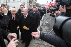 Posłowie PiS złożyli kwiaty pod Pałacem Prezydenckim 