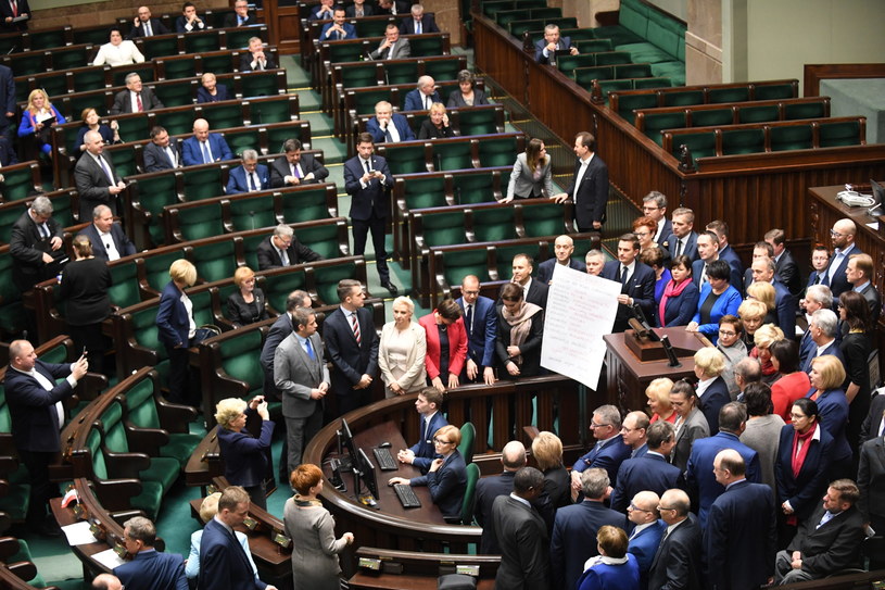 Posłowie Platformy Obywatelskiej prezentują "dekalog wolności" /Bartłomiej  Zborowski /PAP