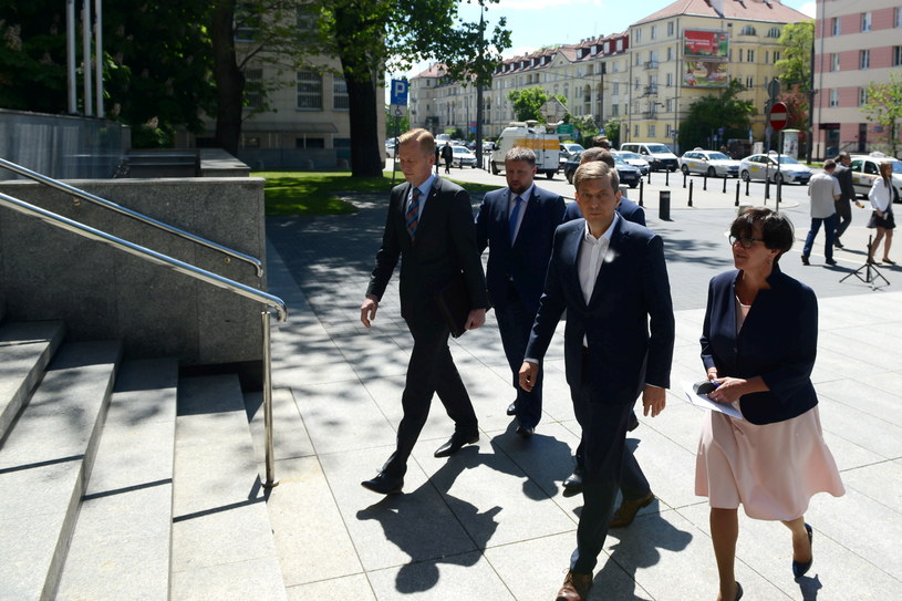 Posłowie PO (L-P): Paweł Suski, Marcin Kierwiński, Mariusz Witczak i Joanna Kluzik-Rostkowska przed siedzibą MON /Jakub Kamiński   /PAP