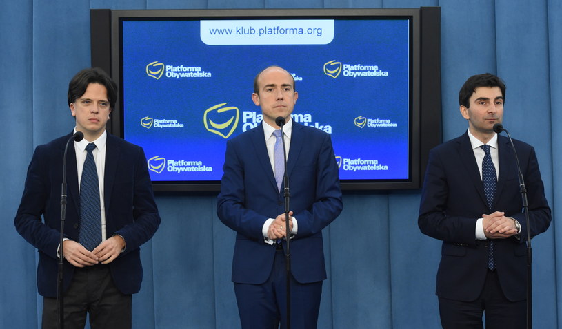 Posłowie PO, od lewej: Tomasz Głogowski, Borys Budka i Marek Wójcik na konferencji prasowej /Radek Pietruszka /PAP