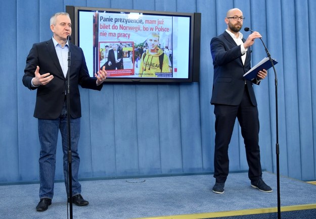 Posłowie PO Robert Tyszkiewicz i Jakub Rudnicki podczas konferencji w Sejmie /Radek Pietruszka /PAP