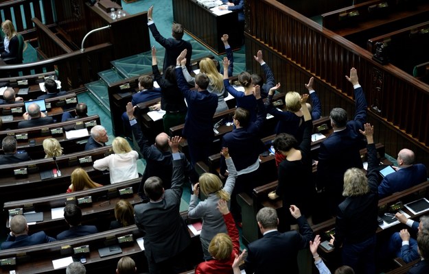 Posłowie podczas głosowania nad kandydaturą Henryka Ciocha na sędziego TK /PAP/Jacek Turczyk /PAP