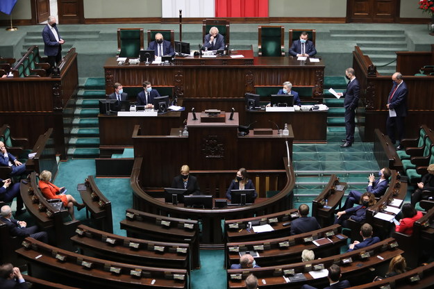 Posłowie podczas nadzwyczajnego posiedzenia Sejmu / 	Leszek Szymański    /PAP