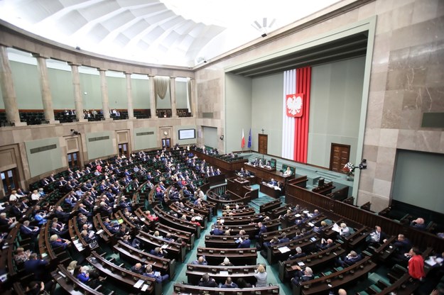 Posłowie podczas posiedzenia Sejmu w środę /Leszek Szymański /PAP