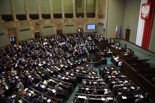Posłowie podczas posiedzenia Sejmu /Radek Pietruszka /PAP