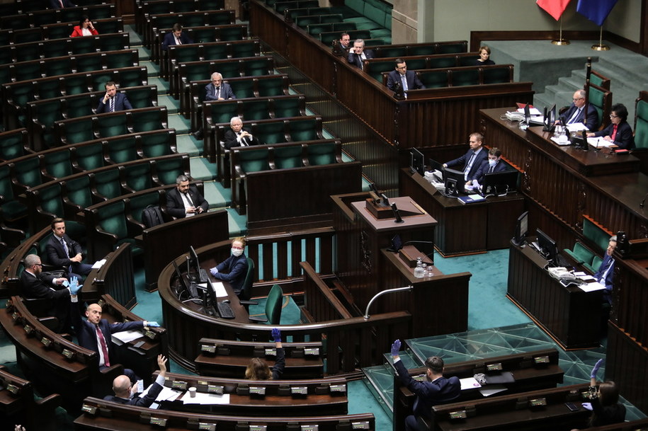 Posłowie podczas wieczornych głosowań w Sejmie /	Wojciech Olkuśnik /PAP