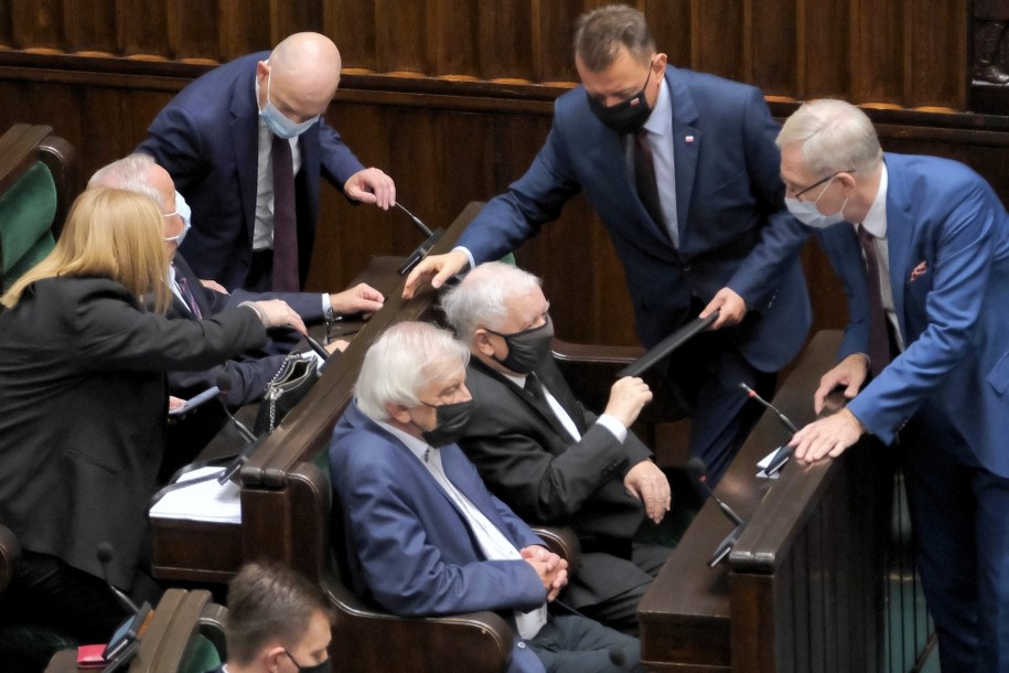 Posłowie Prawa i Sprawiedliwości na sali obrad Sejmu w Warszawie /Mateusz Marek /PAP