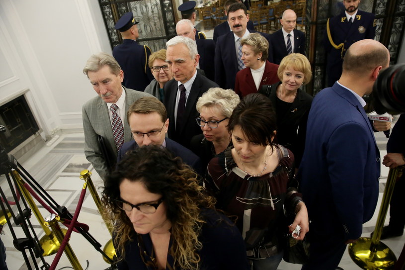 Posłowie Prawa i Sprawiedliwości opuszczają Salę Kolumnową po zakończeniu posiedzenia Sejmu /Tomasz Gzell /PAP