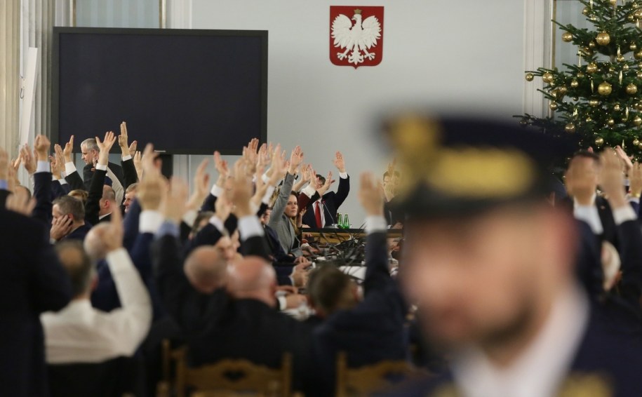 Posłowie Prawa i Sprawiedliwości podczas głosowań w Sali Kolumnowej, 16 grudnia 2016 /Tomasz Gzell /PAP