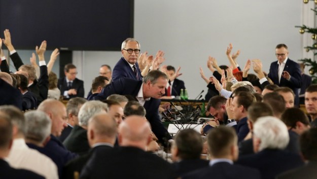 Posłowie Prawa i Sprawiedliwości podczas głosowań w trakcie przeniesionego do Sali Kolumnowej posiedzenia Sejmu w grudniu 2016 roku / 	Tomasz Gzell    /PAP