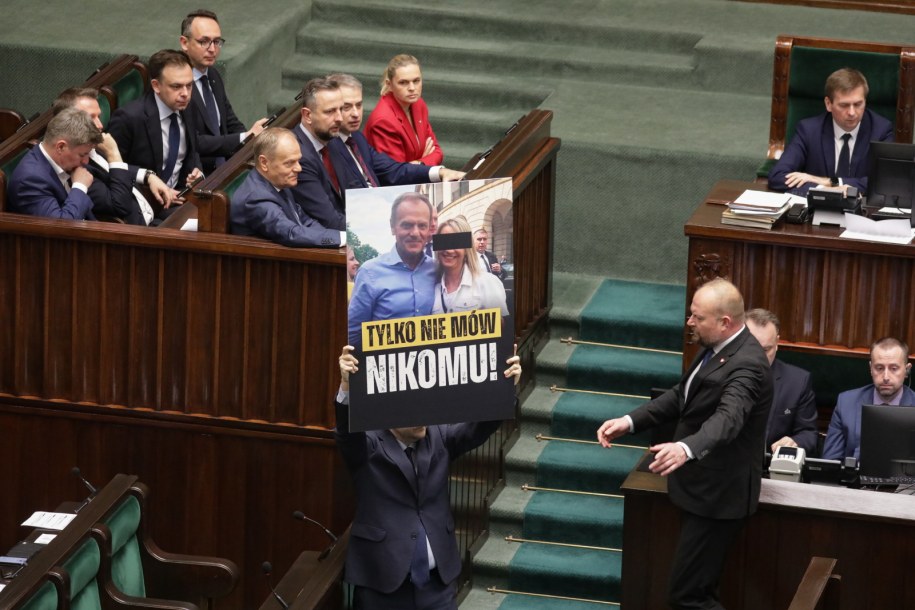 Posłowie prezentują baner na sali plenarnej Sejmu / 	Tomasz Gzell    /PAP