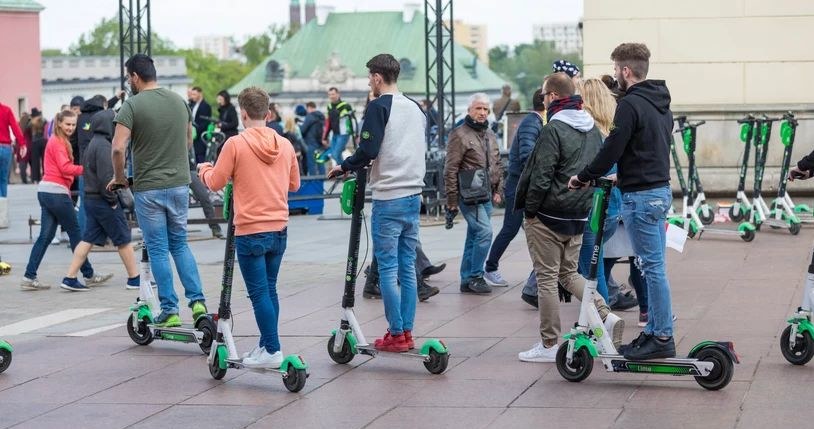 Posłowie sugerują ograniczenie prędkości hulajnóg elektrycznych na chodnikach do 6-8 km/h /Arkadiusz Ziółek /Agencja SE/East News