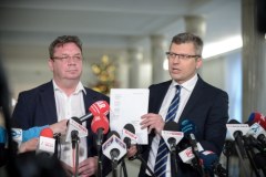 Posłowie Suwerennej Polski zawiadamiają prokuraturę ws. Szymona Hołowni