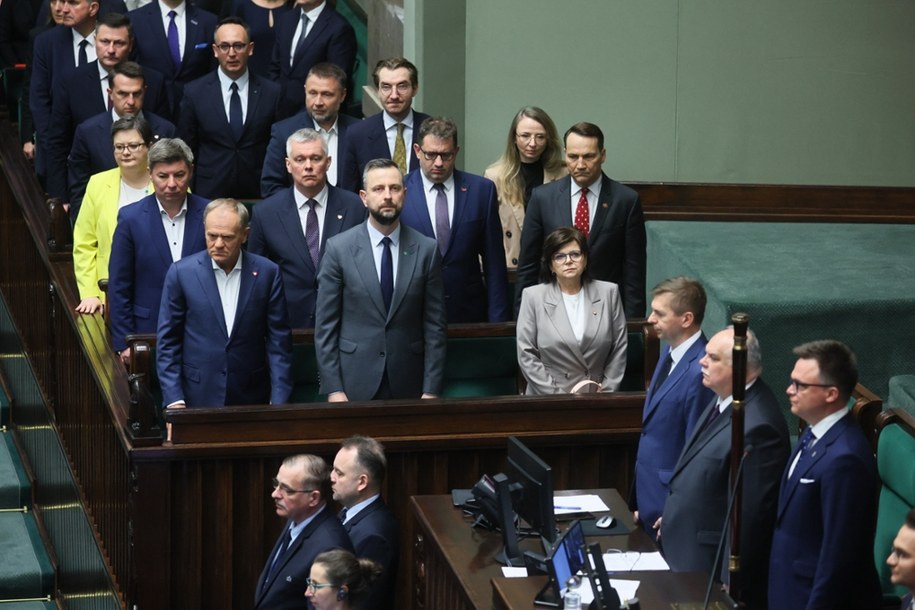 Posłowie uczcili minutą ciszy pamięć zmarłego papieża Franciszka. /Leszek Szymański /PAP
