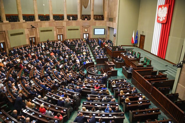 Posłowie w sali obrad Sejmu /Radek  Pietruszka /PAP