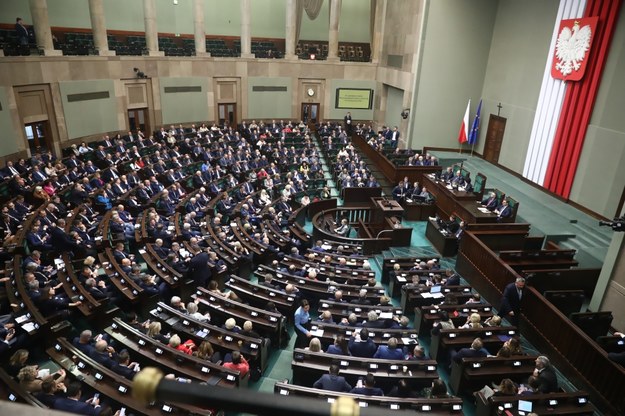 Posłowie w sali plenarnej Sejmu /Tomasz Gzell /PAP