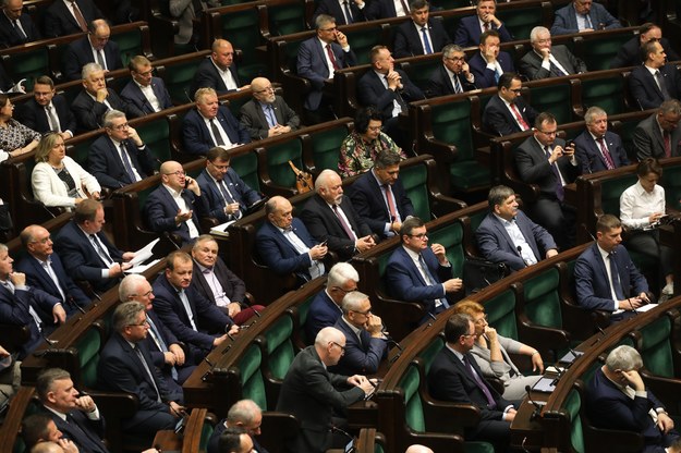 Posłowie w sali plenarnej Sejmu /Albert Zawada /PAP