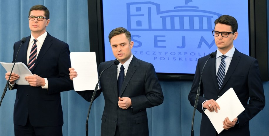 Posłowie wykluczeni z partii i klubu parlamentarnego Prawa i Sprawiedliwości: Adam Hofman, Mariusz Antoni Kamiński i Adam Rogacki / 	Radek Pietruszka   /PAP