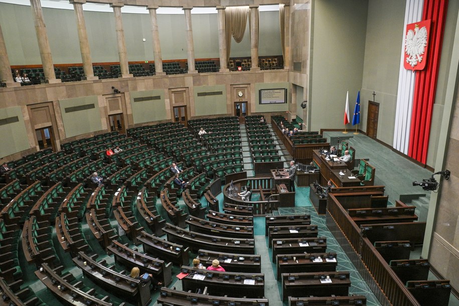 Posłowie zapłacą kary za nieobecności w Sejmie /PAP/Marcin Obara /PAP/EPA