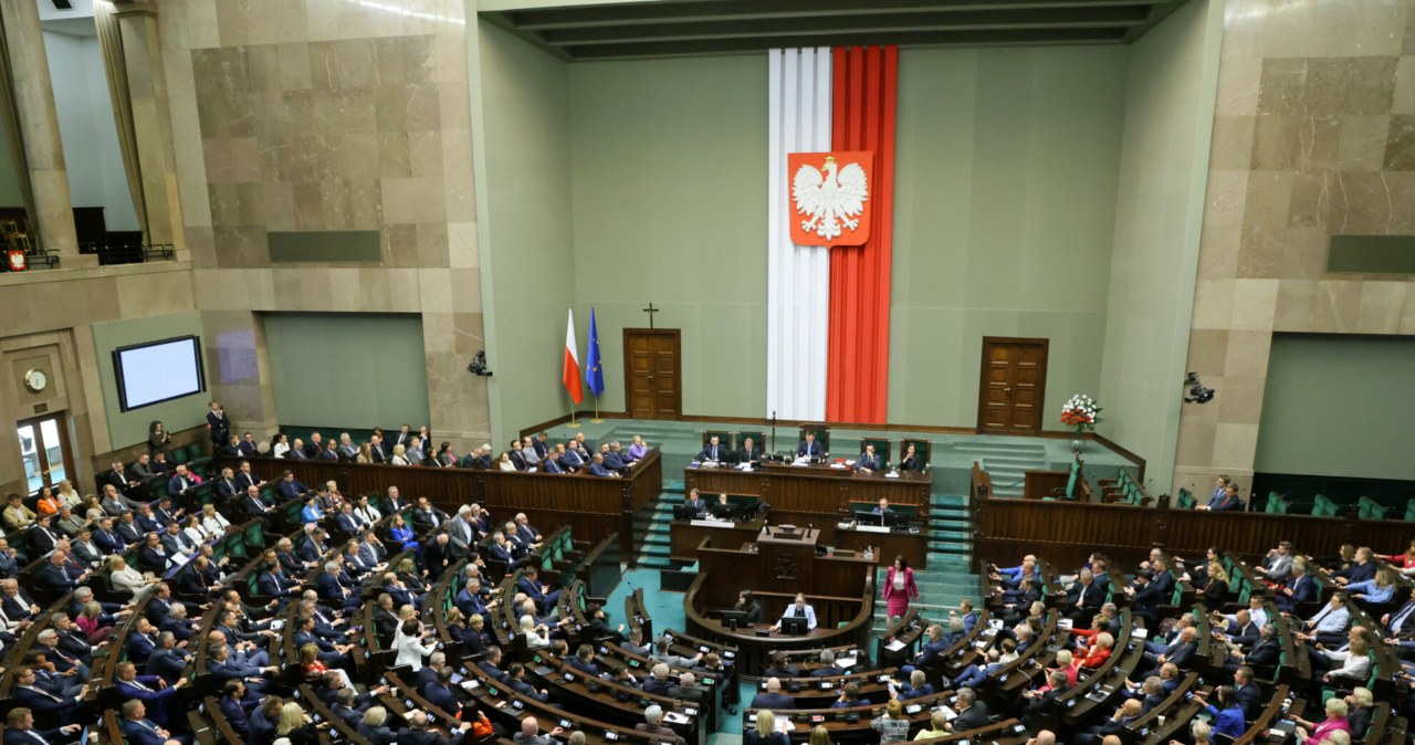 Posłowie zapłacą za nieobecność w Sejmie? /Adam Burakowski /East News