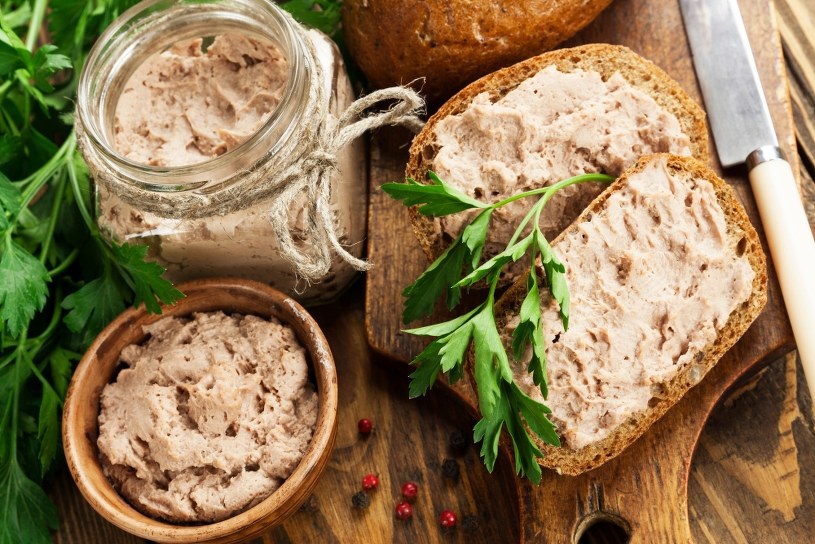 Posmaruj nim kromkę i dodaj korniszona. Niczego lepszego na śniadanie nie zjesz