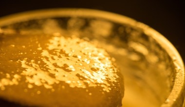 Posmaruj opłatek, a resztę nałóż na twarz. Będziesz wyglądać jak z okładki