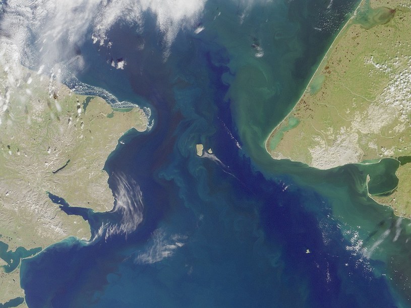 Pośrodku cieśniny Beringa są dwie wyspy: rosyjska Wyspa Ratmanowa i należąca do USA Little Diomede Island. /NASA/GSFC/JPL/MISR /domena publiczna