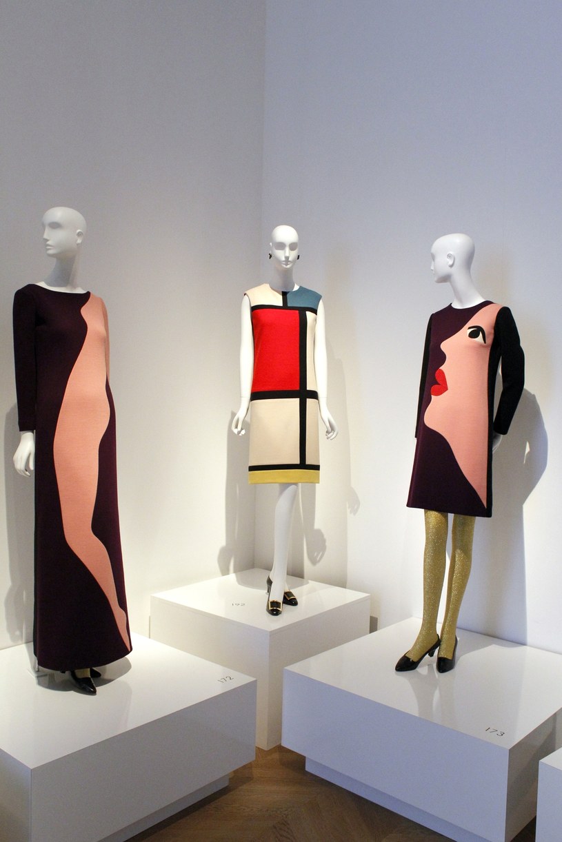 Pośrodku suknia inspirowana graficznymi kompozycjami holenderskiego malarza Pieta Mondriana &nbsp; /Getty Images/Flash Press Media